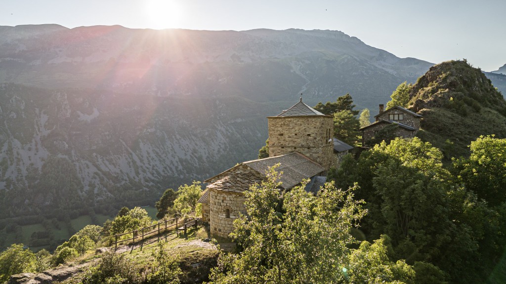 Iglesia de San Andres, Sos. Panorámica con la sierra de Chía en el fondo