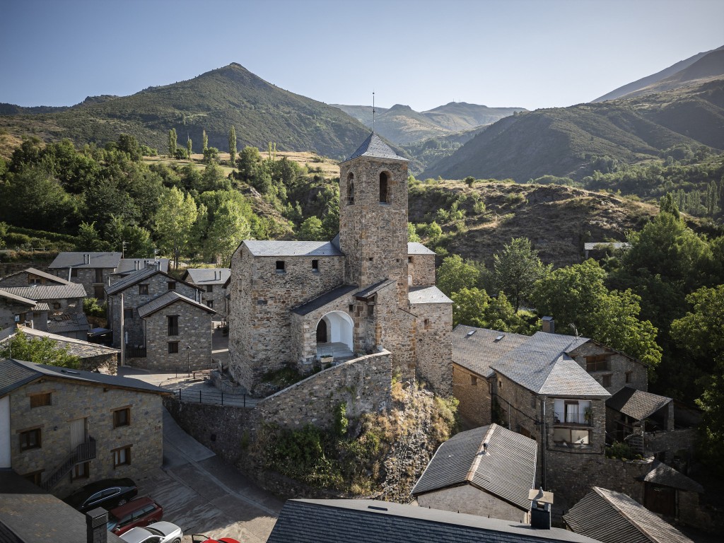 Panorámica del pueblo de Liri, con el Pico Gallinero al fondo